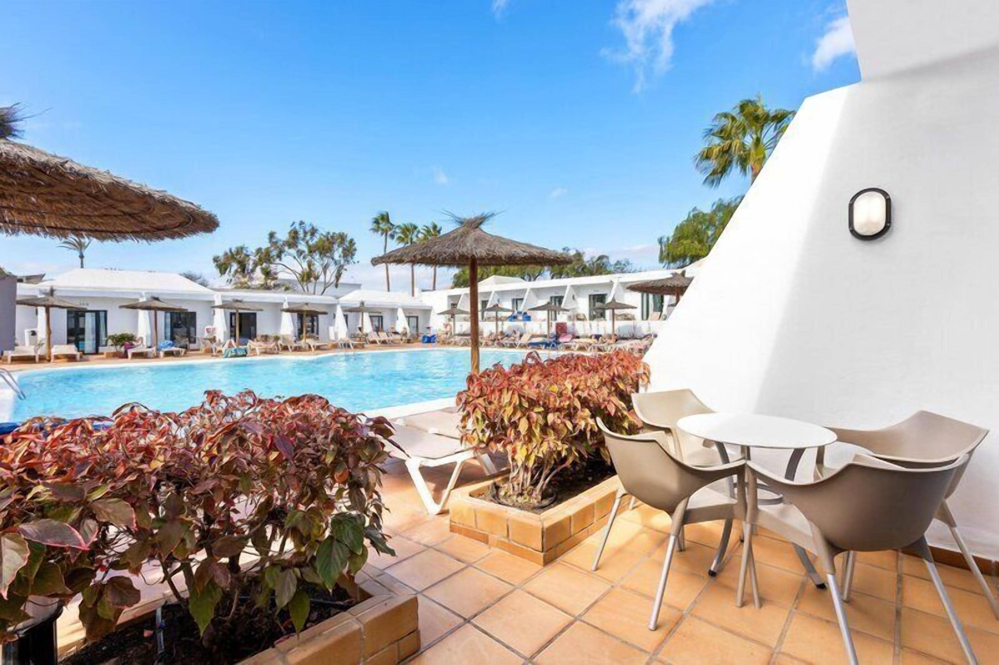 2 piscinas al aire libre, sombrillas, sillones reclinables de piscina