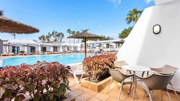 2 piscinas al aire libre, sombrillas, sillones reclinables de piscina