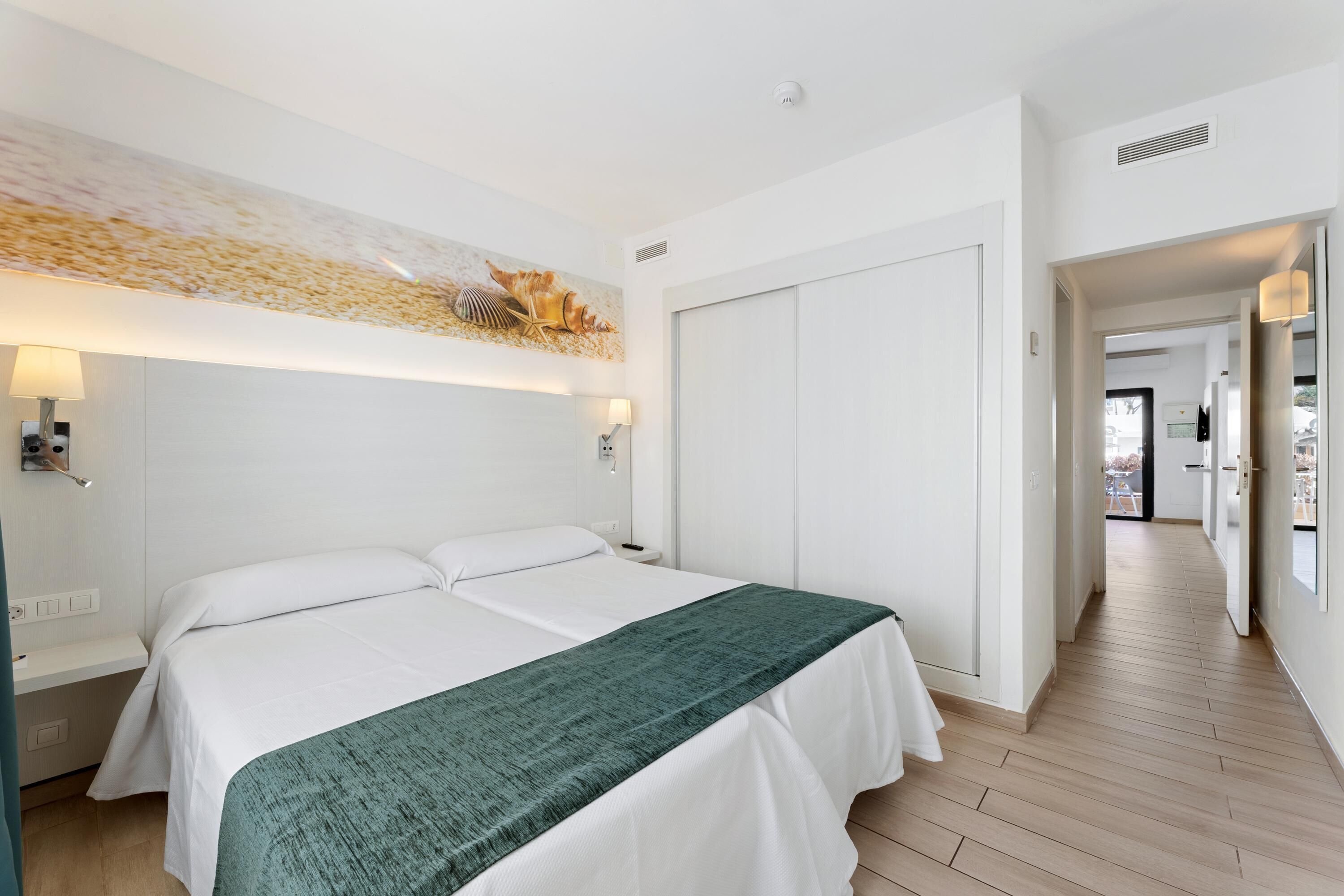 1 dormitorio, caja fuerte, espacio para trabajar con un portátil