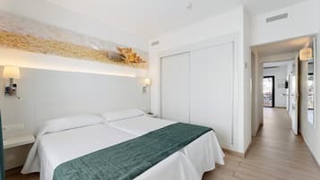 1 dormitorio, caja fuerte, espacio para trabajar con un portátil