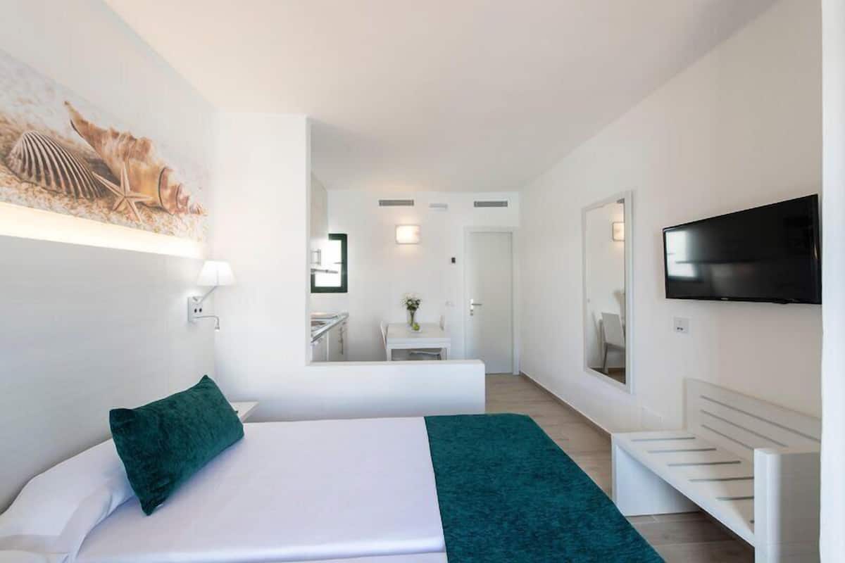 1 bedroom, in-room safe, laptop workspace, cribs (free)