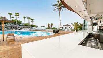 2 piscines extérieures, parasols de plage, chaises longues