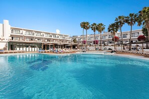 A hotel with a swimming pool, sun loungers, and palm trees. - THB Flora Aparthotel (Tías)