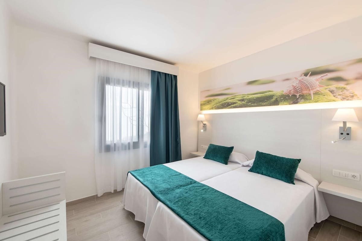 1 bedroom, in-room safe, laptop workspace, cribs (free)