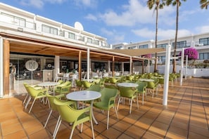 Outdoor dining - THB Flora Aparthotel (Tías)