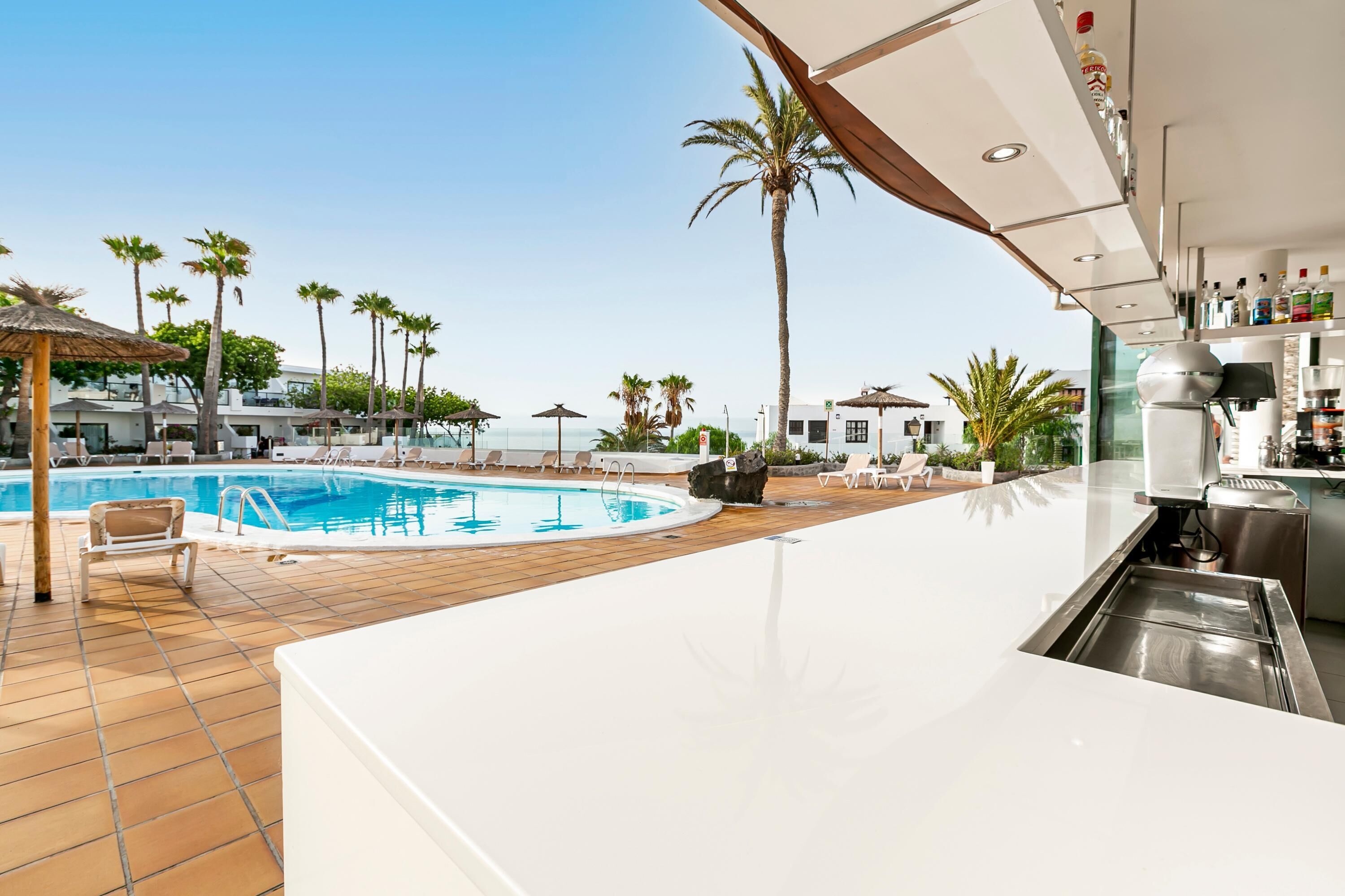 2 buitenzwembaden, parasols voor strand/zwembad