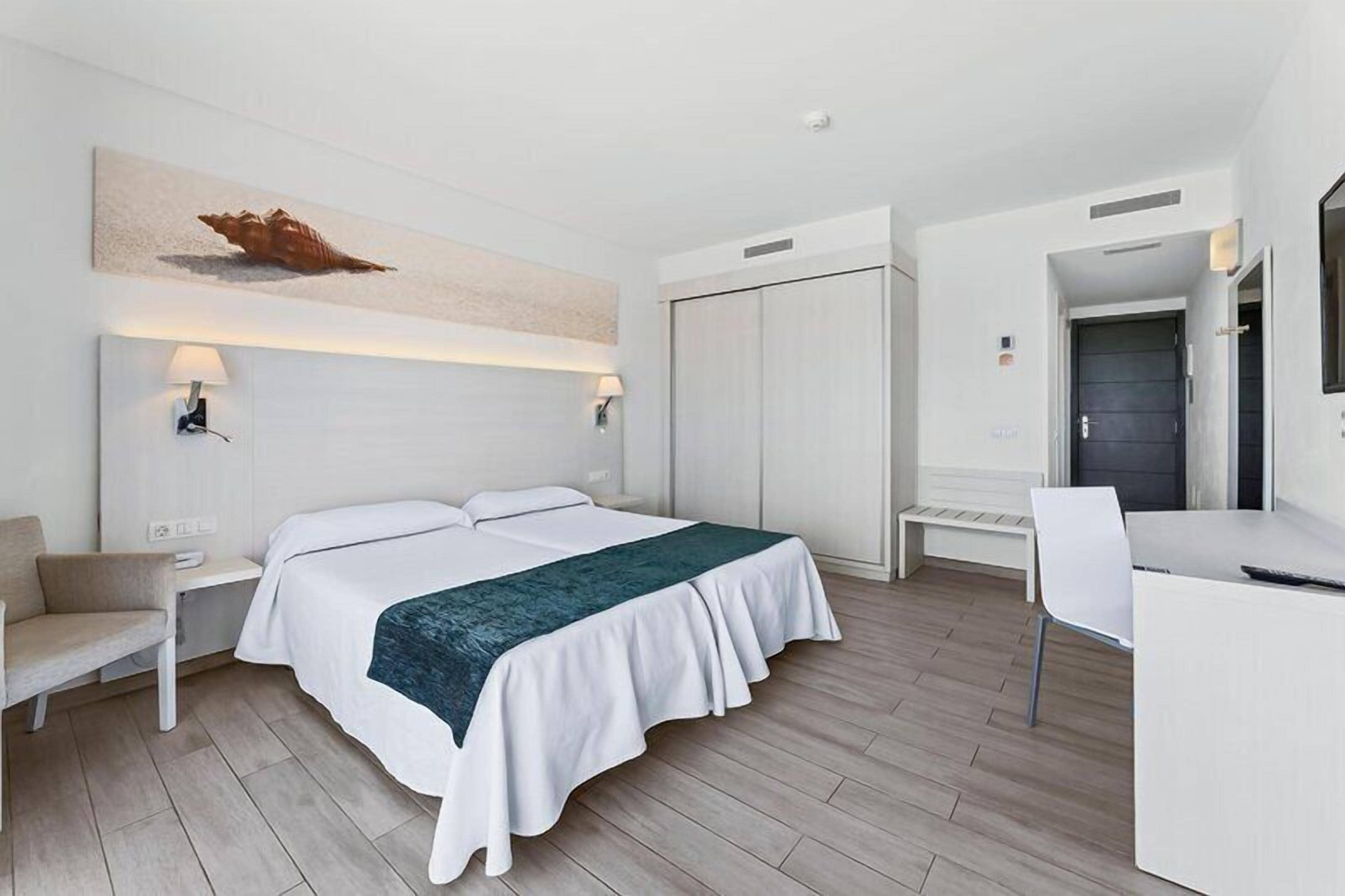 1 bedroom, in-room safe, laptop workspace, free cots/infant beds