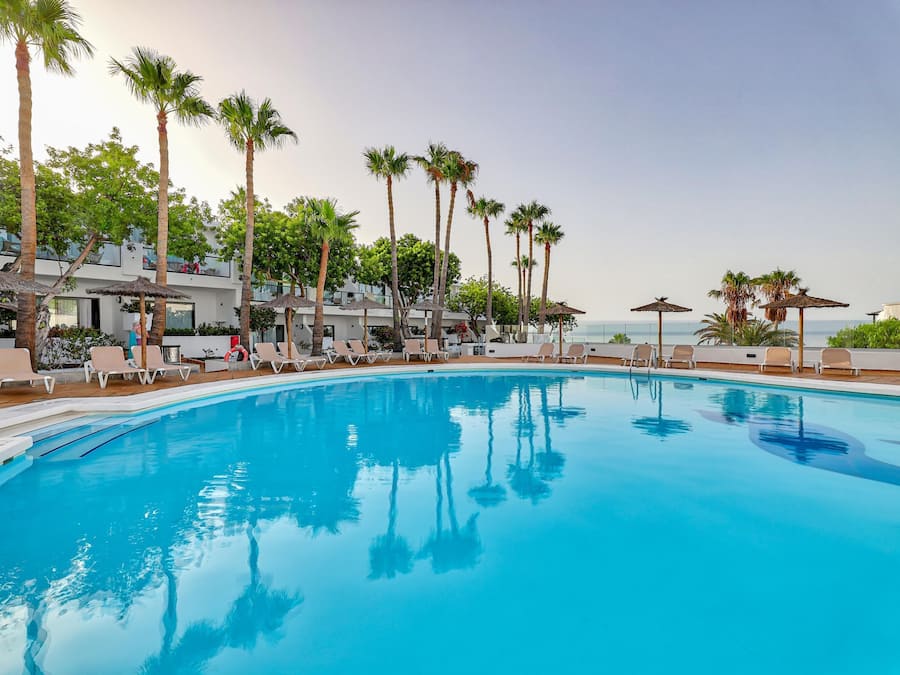 2 室外游泳池,池畔遮阳伞,日光浴躺椅