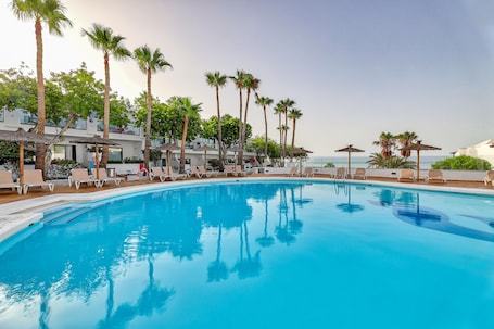 2 piscinas al aire libre, sombrillas, sillones reclinables de piscina. THB Flora Aparthotel