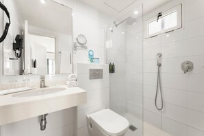 A modern bathroom with a white sink, mirror, and toilet. - THB Flora Aparthotel (Tías)