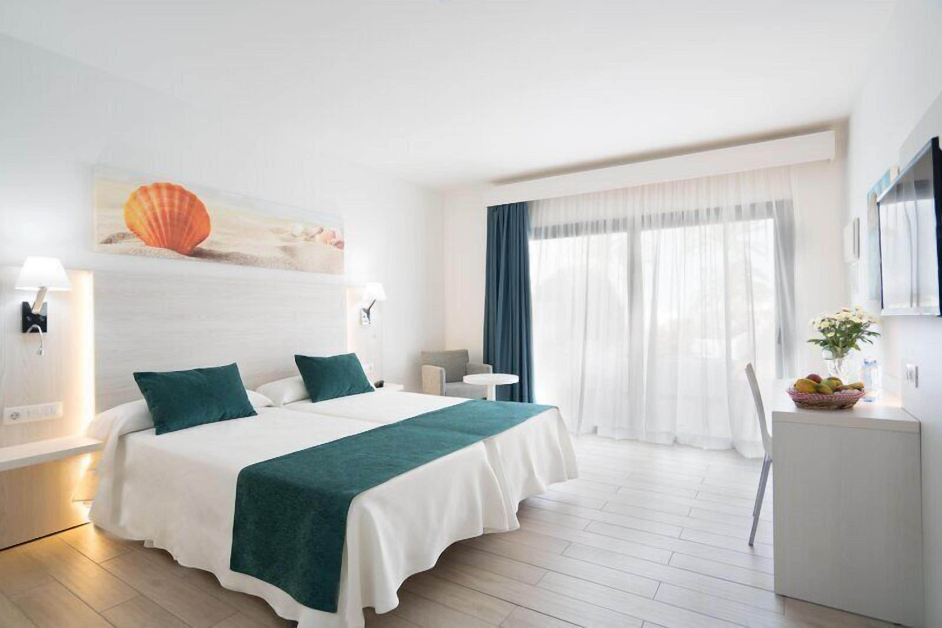 1 bedroom, in-room safe, laptop workspace, cribs (free)