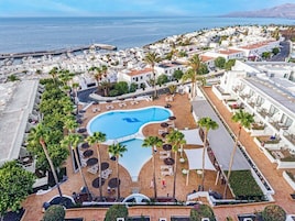 2 piscinas externas, guarda-sóis, espreguiçadeiras