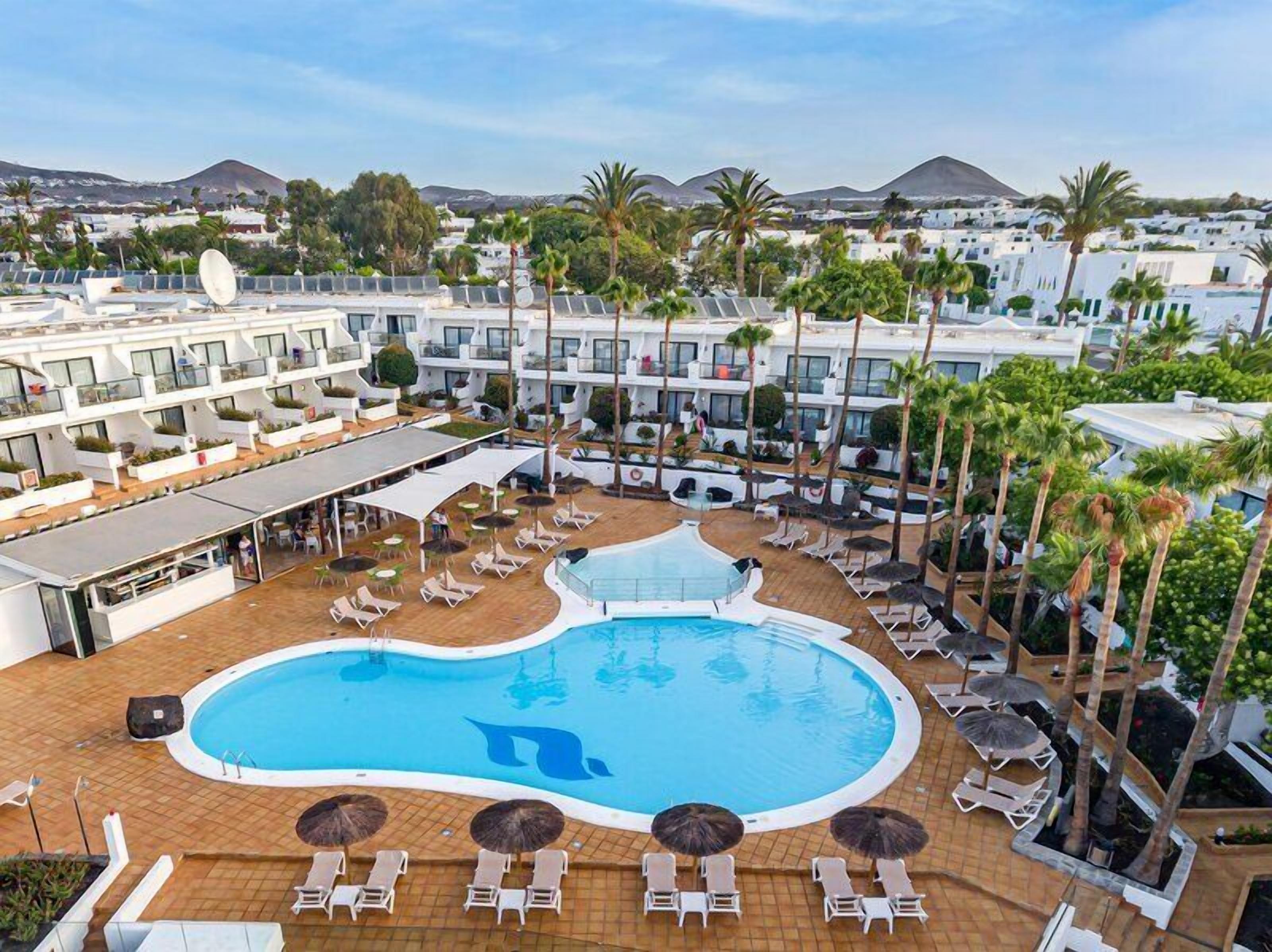 2 piscinas al aire libre, sombrillas, sillones reclinables de piscina