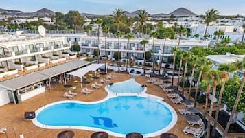 2 piscinas al aire libre, sombrillas, sillones reclinables de piscina