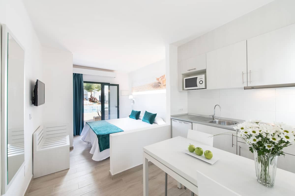 1 kamar tidur, brankas, dan ruang kerja ramah laptop