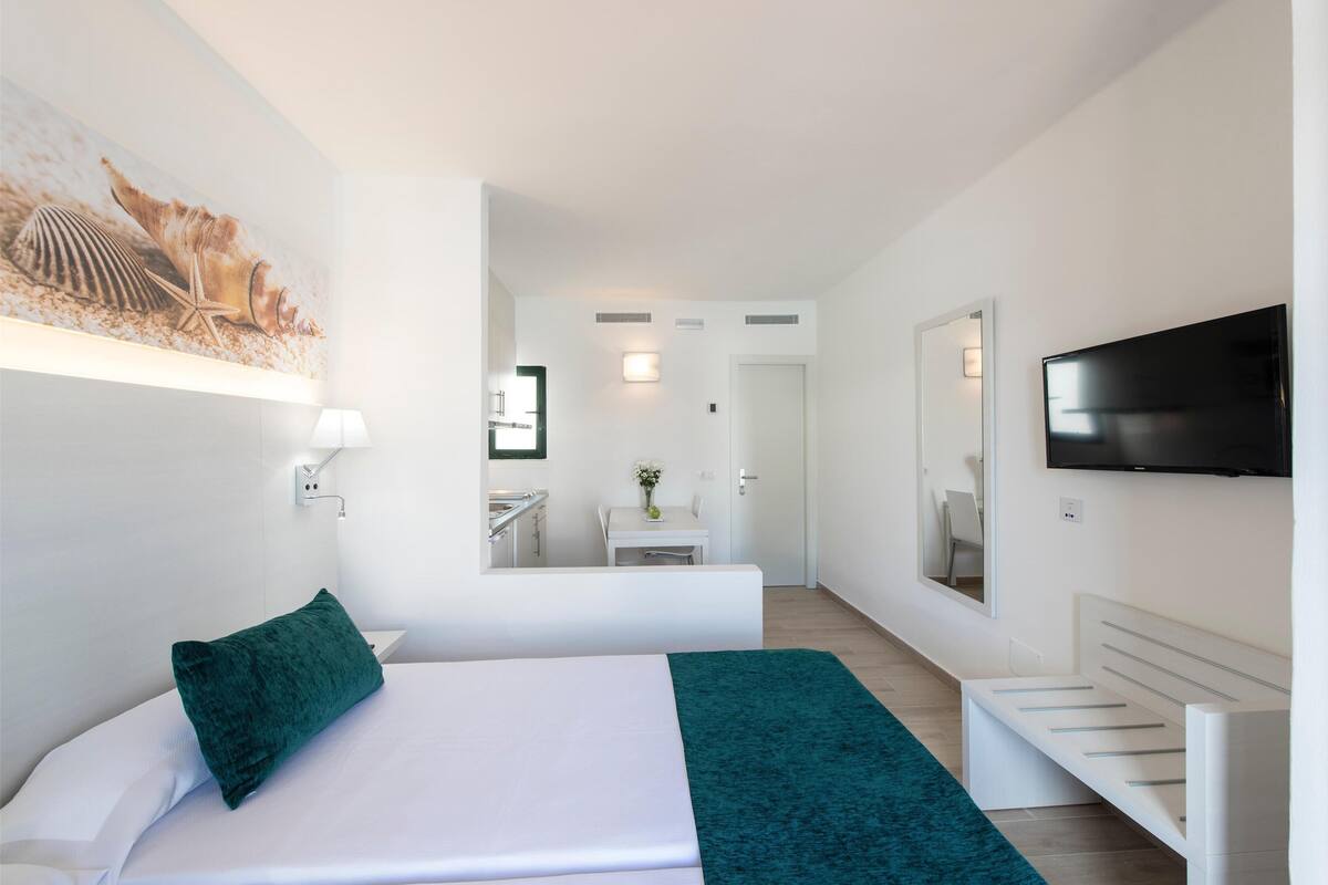 2 bedrooms, in-room safe, laptop workspace, free cots/infant beds