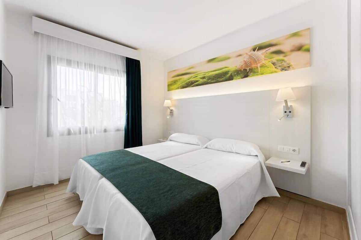1 bedroom, in-room safe, laptop workspace, cribs (free)