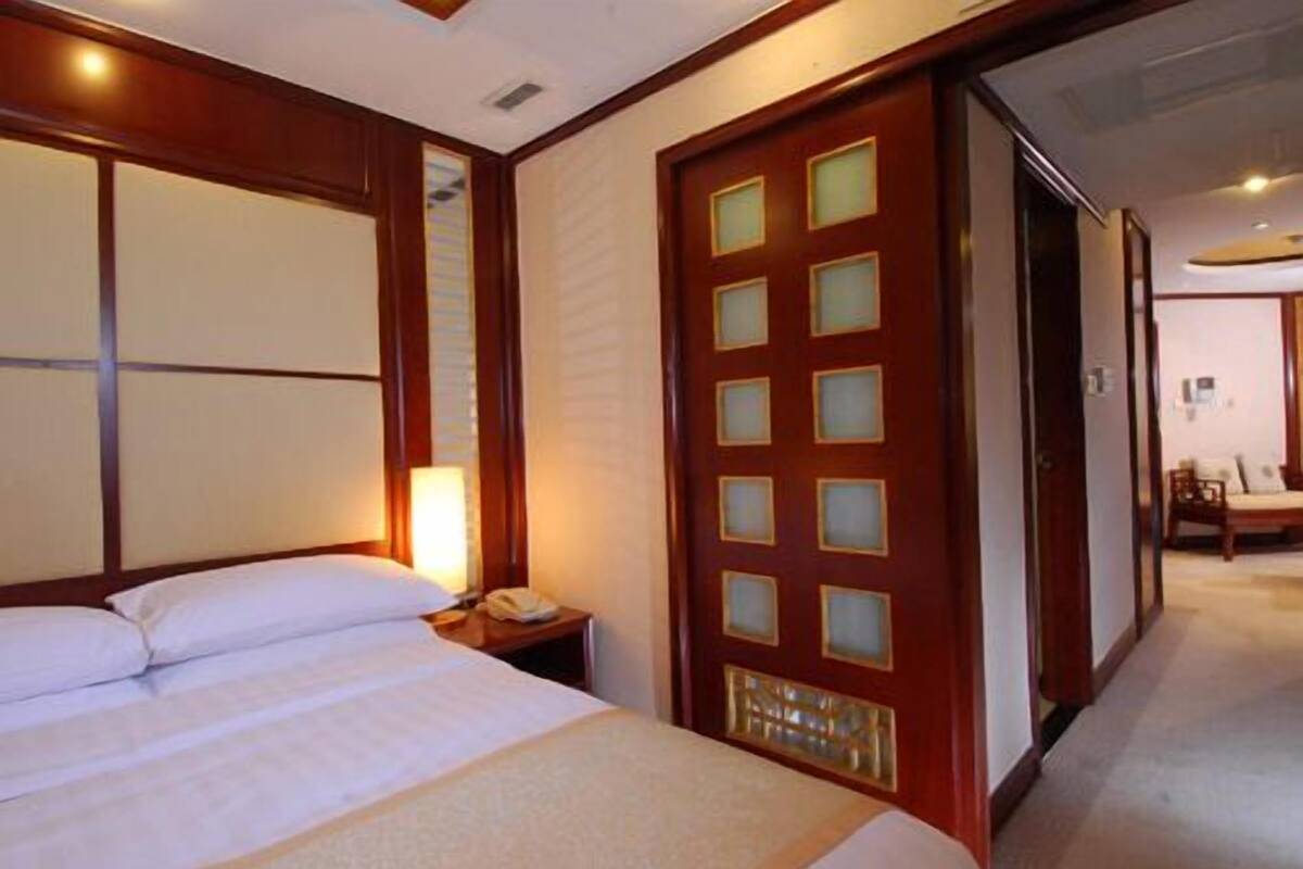 Minibar, coffres-forts dans les chambres, bureau