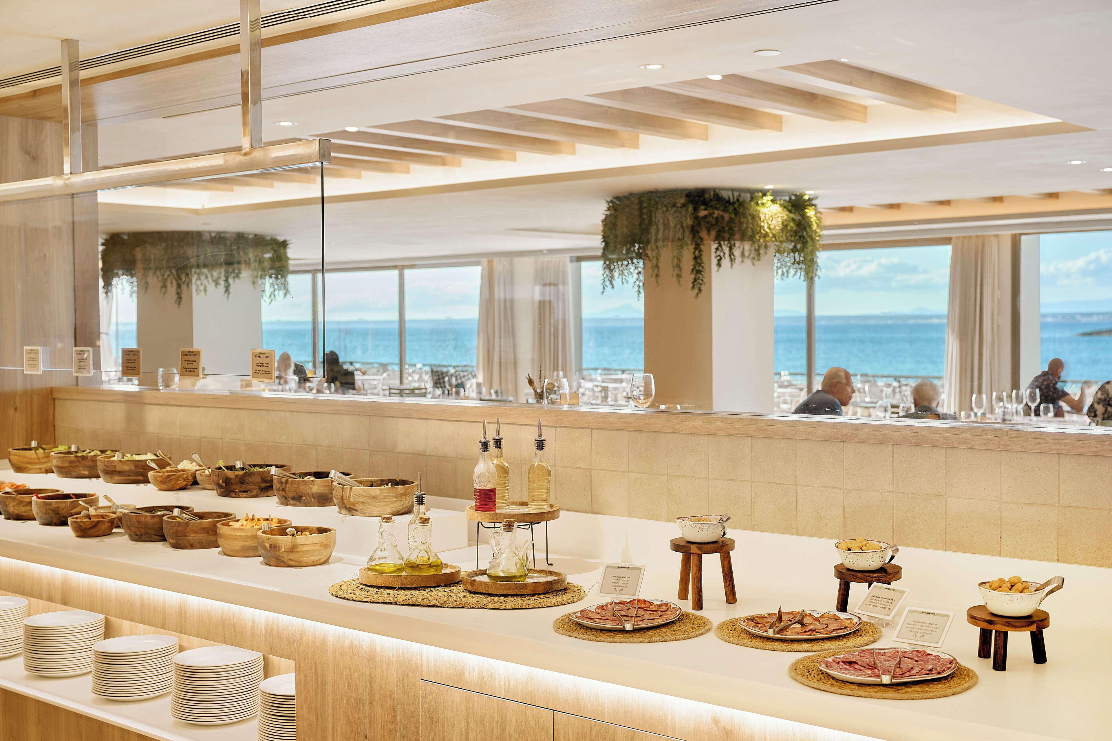 2 restaurants, spécialités Cuisine locale et internationale