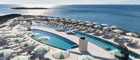 Piscine extérieure en saison, accÚs possible de 10 h à 18 h, parasols