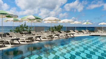 Hồ bơi ngoài trời phục vụ theo mùa, dù/ô trên bãi biển/hồ bơi