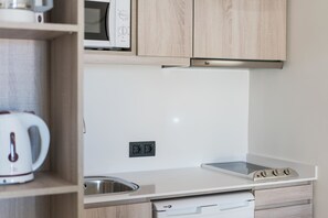 Réfrigérateur, micro-ondes, bouilloire électrique
