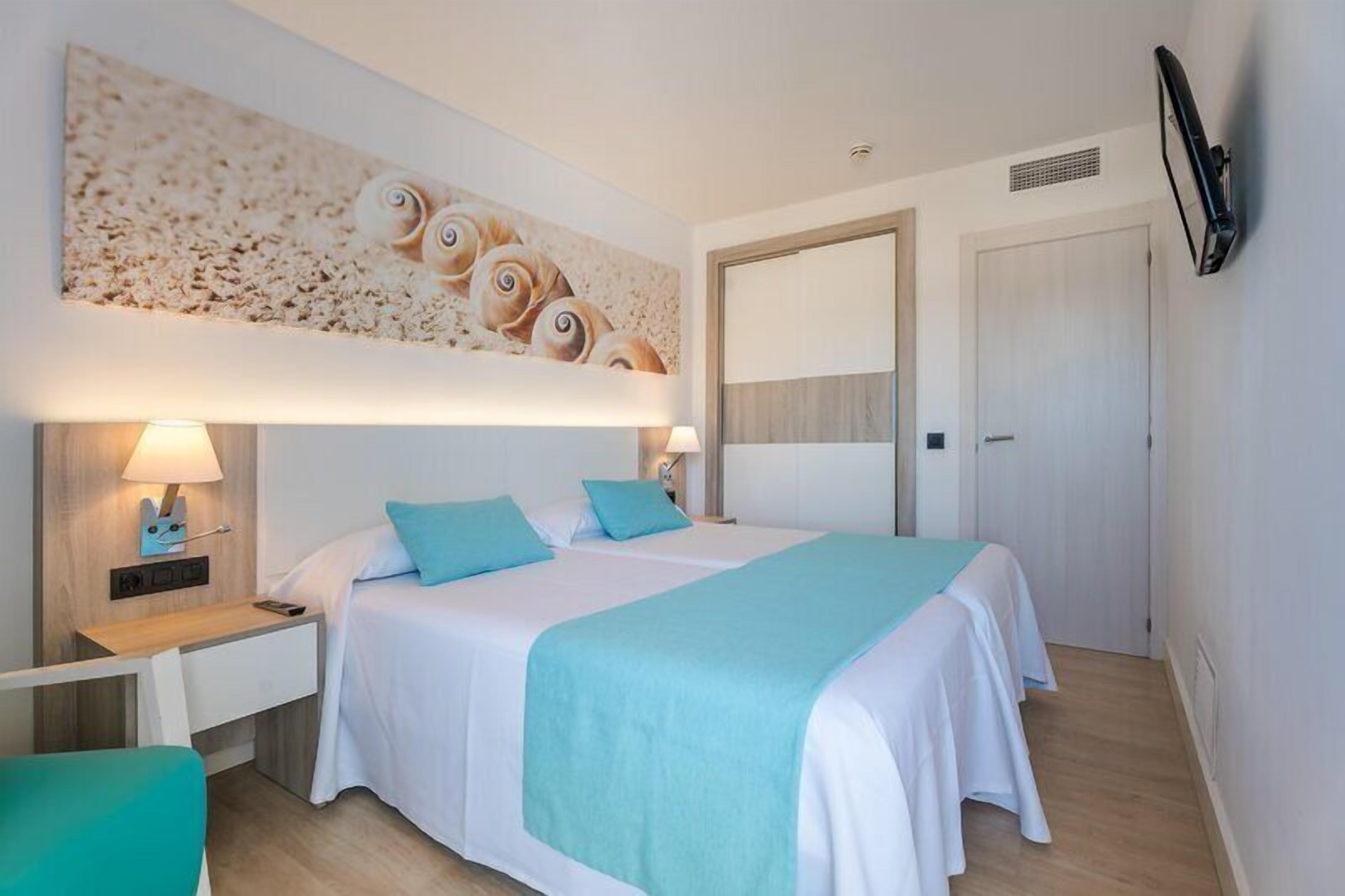 In-room safe, cribs (free), WiFi (free), bed sheets