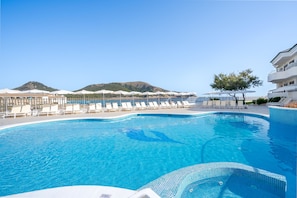 Indoor pool, outdoor pool, pool umbrellas, sun loungers - Aparthotel THB Guya Playa (Capdepera)