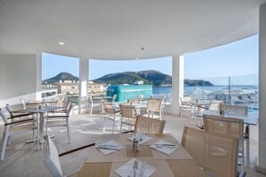 Breakfast and lunch served