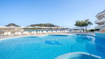 Inomhuspool, utomhuspool, parasoller och solstolar
