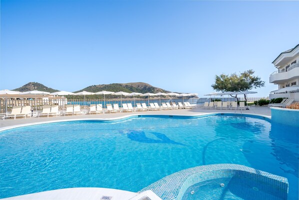 Piscina coperta, piscina all'aperto, ombrelloni da piscina, lettini