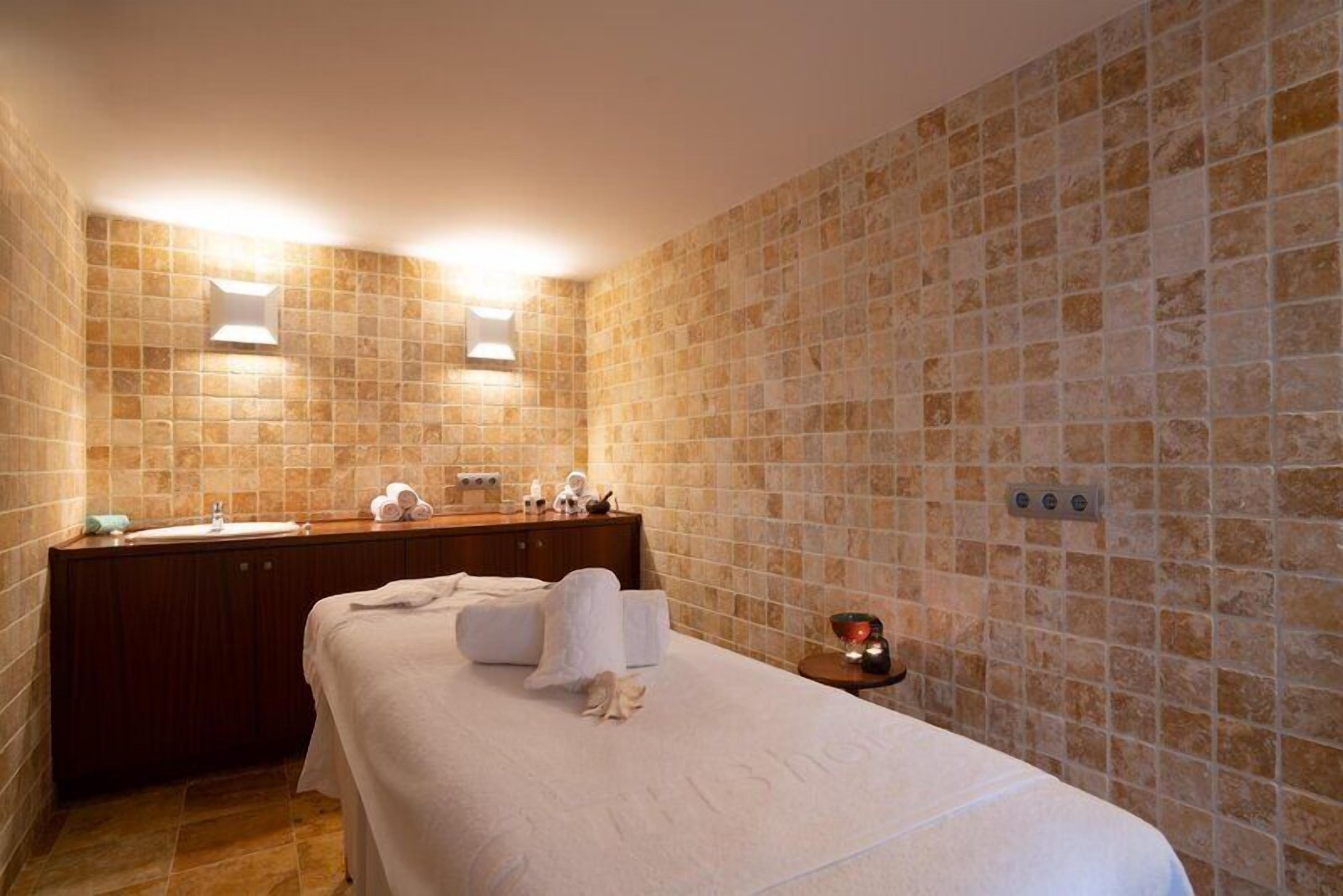 Sauna, Turkish bath, body treatments, sports massages, facials