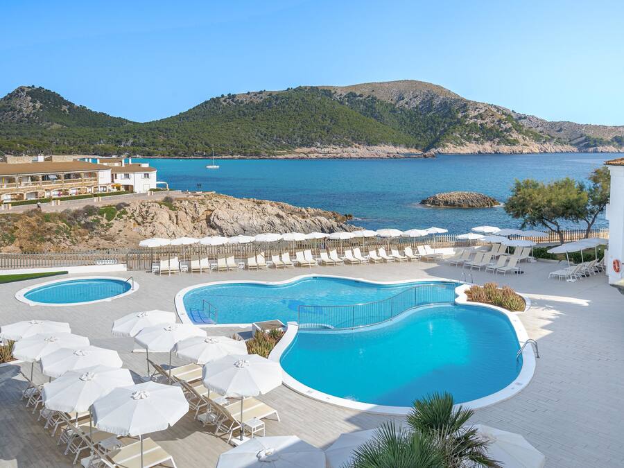 Piscine couverte, piscine extérieure, parasols de plage, chaises longues