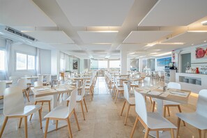 Petit déjeuner et déjeuner servis sur place