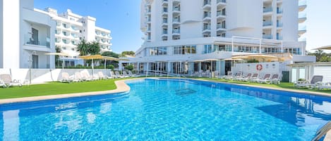 Piscina coperta, piscina all'aperto, ombrelloni da piscina, lettini