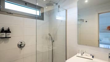 Dusche, kostenlose Toilettenartikel, Haartrockner, Handtücher