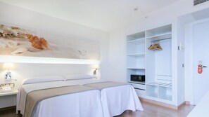 Tweepersoonskamer, uitzicht op zee, in toren (Terrace) | Een kluis op de kamer, een bureau, gratis wifi, beddengoed