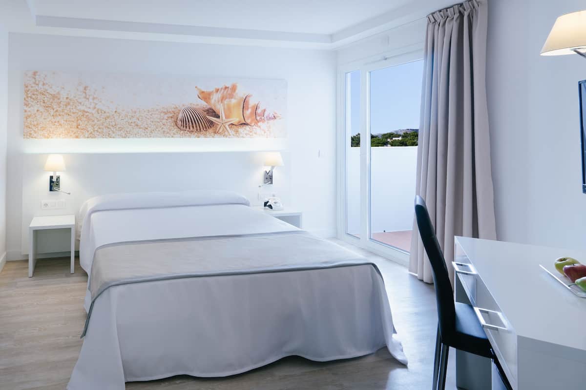 In-room safe, desk, free WiFi, bed sheets