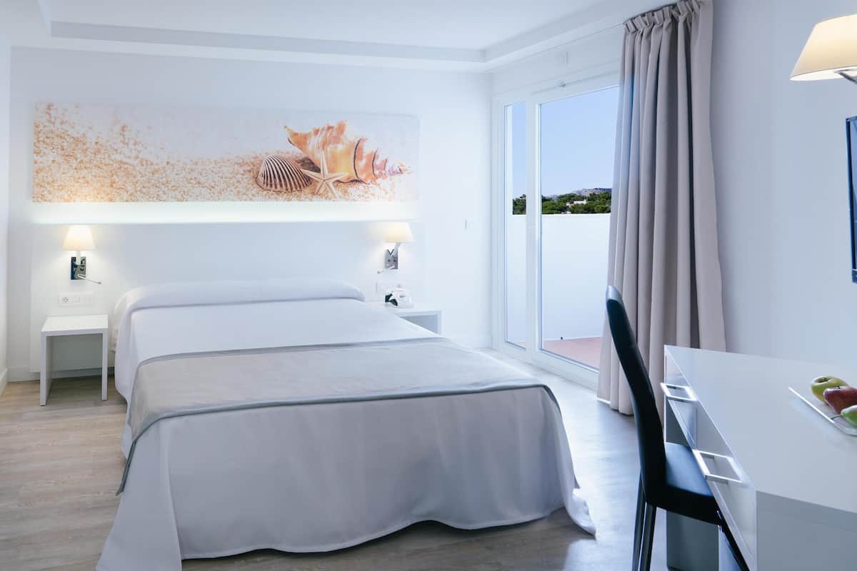 1 bedroom, in-room safe, desk, free WiFi