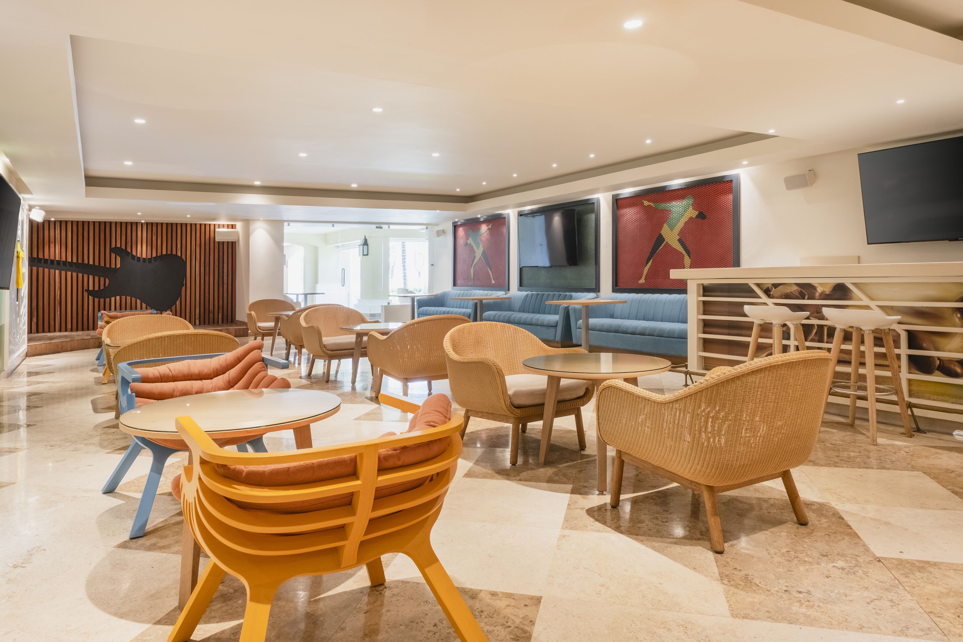 Een moderne loungehoek met diverse zitmogelijkheden, zoals stoelen en banken, rondom tafels.