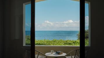 Minibar, coffres-forts dans les chambres, bureau, rideaux occultants