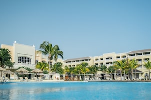 2 piscinas al aire libre, camas de piscina gratis, sombrillas