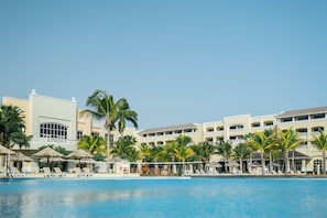 2 piscines extérieures, cabanas gratuites, parasols
