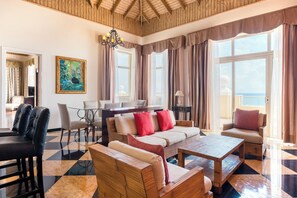 Suite, au bord de l’océan (Penthouse) | Minibar, coffre-fort, bureau, rideaux d’obscurcissement