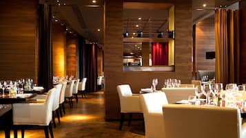 2 restaurantes; se sirve desayuno, almuerzo y cena; cocina local