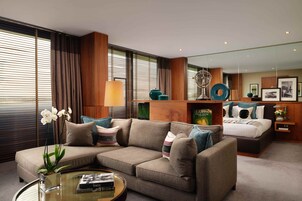 高档床上用品、客房内保险箱、办公桌、隔音