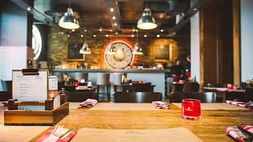 2 restaurantes; se sirve desayuno, almuerzo y cena