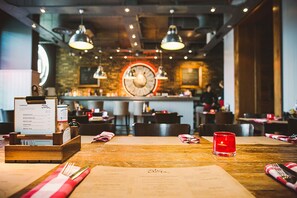 2 間餐廳；供應早餐、午餐和晚餐