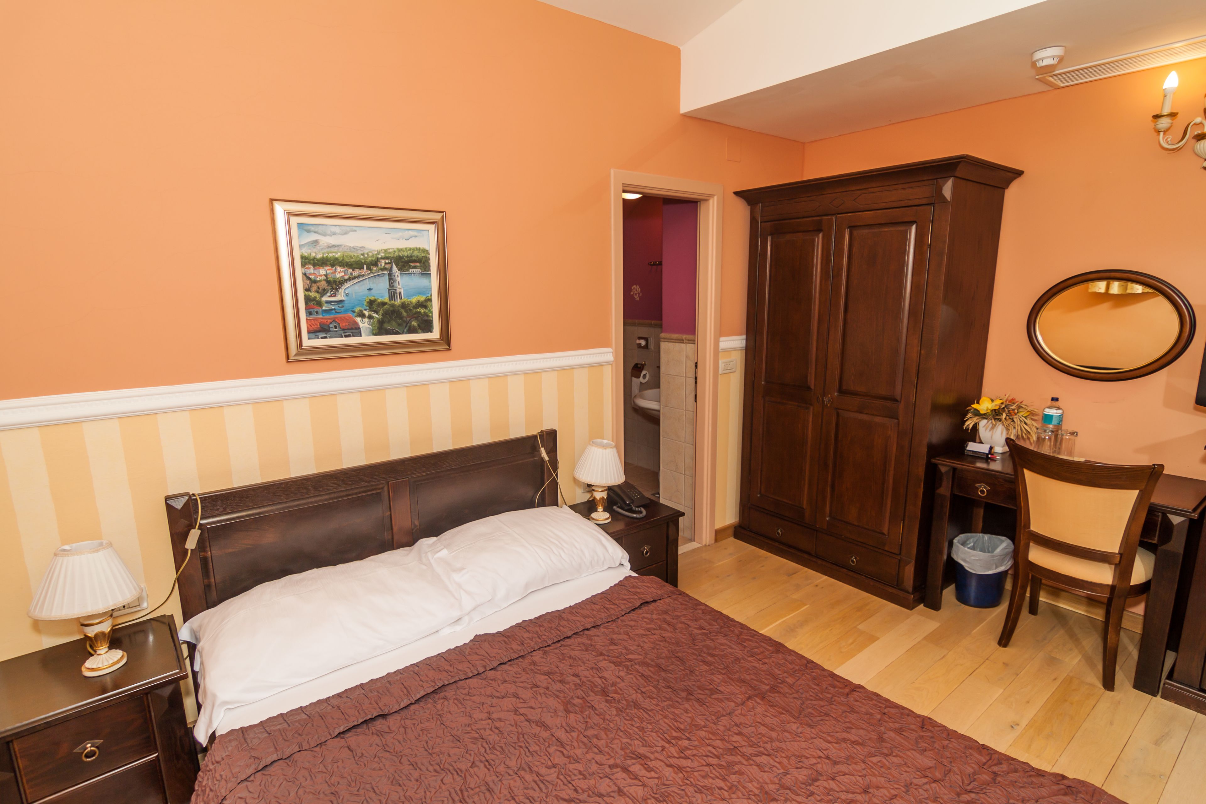 standard double room | 1 bedroom, in-room safe, desk, free wifi