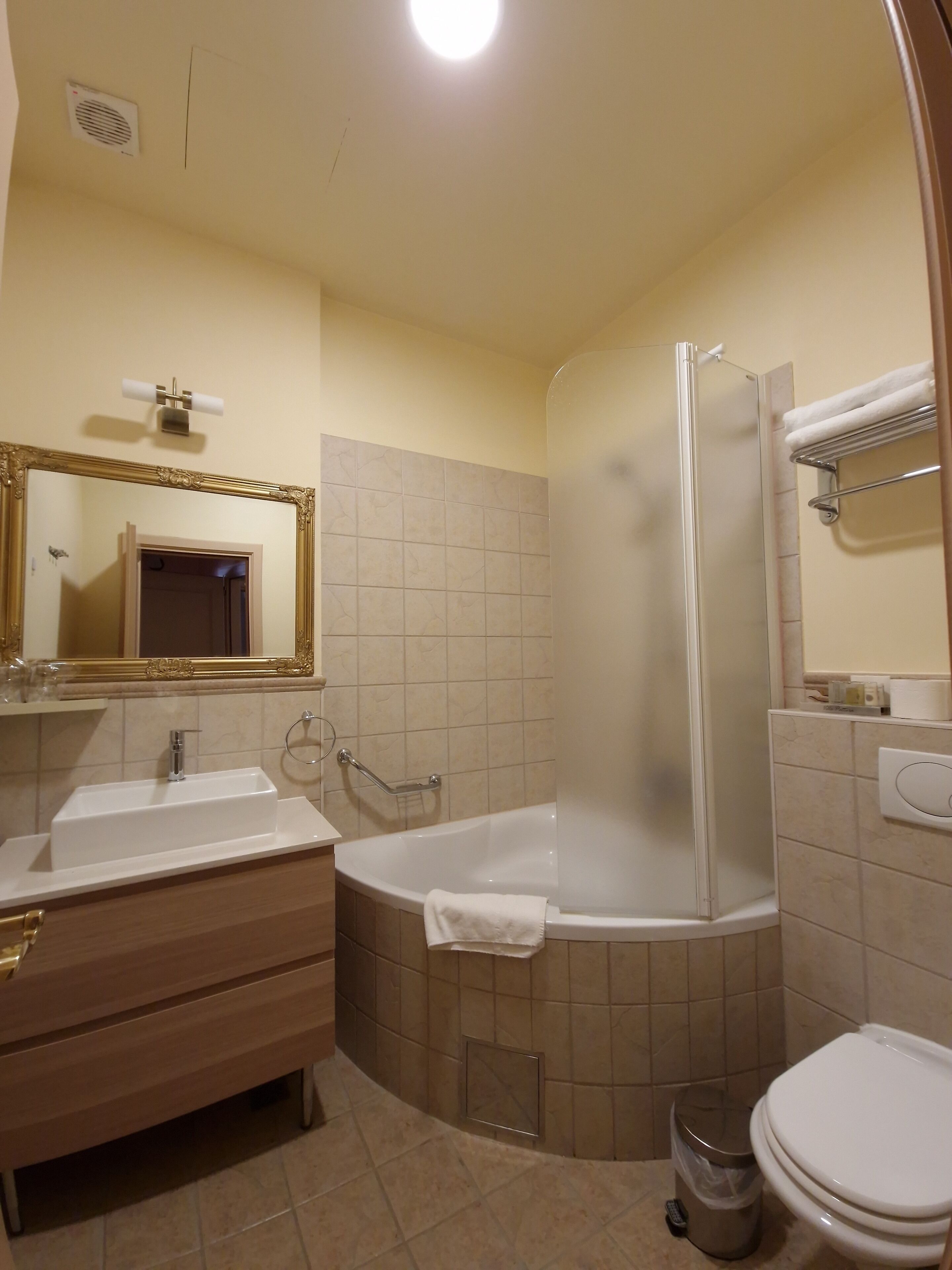 superior twin room | 1 bedroom, in-room safe, desk, free wifi